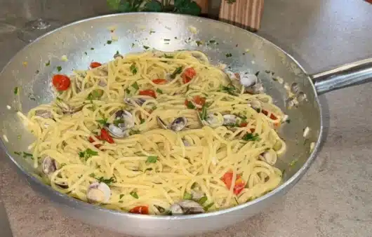 Spaghetti con lupini: ricetta tradizionale facile e saporita, perfetta per un primo piatto di mare autentico.