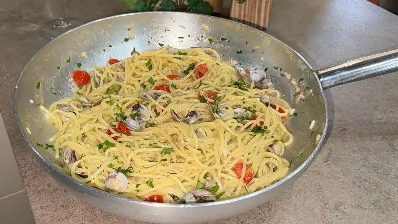 Spaghetti con lupini: ricetta tradizionale facile e saporita, perfetta per un primo piatto di mare autentico.