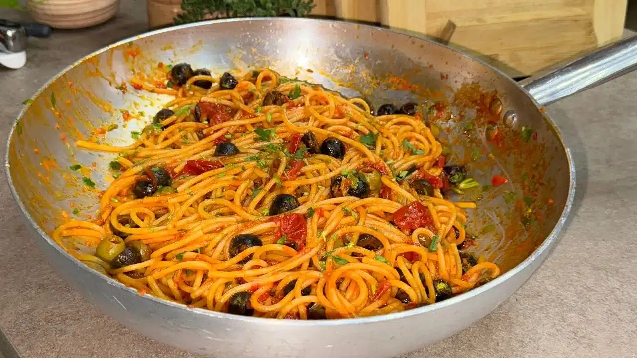 Spaghettiello con pomodorini, olive, capperi e acciughe: ricetta veloce e gustosa, perfetta per un primo piatto ricco.