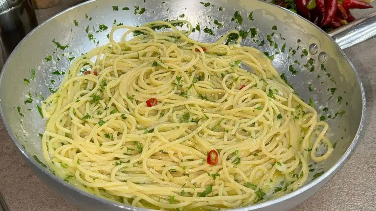 Spaghetti aglio olio e peperoncino: ricetta facile e cremosa, con tecnica perfetta per un risultato irresistibile.