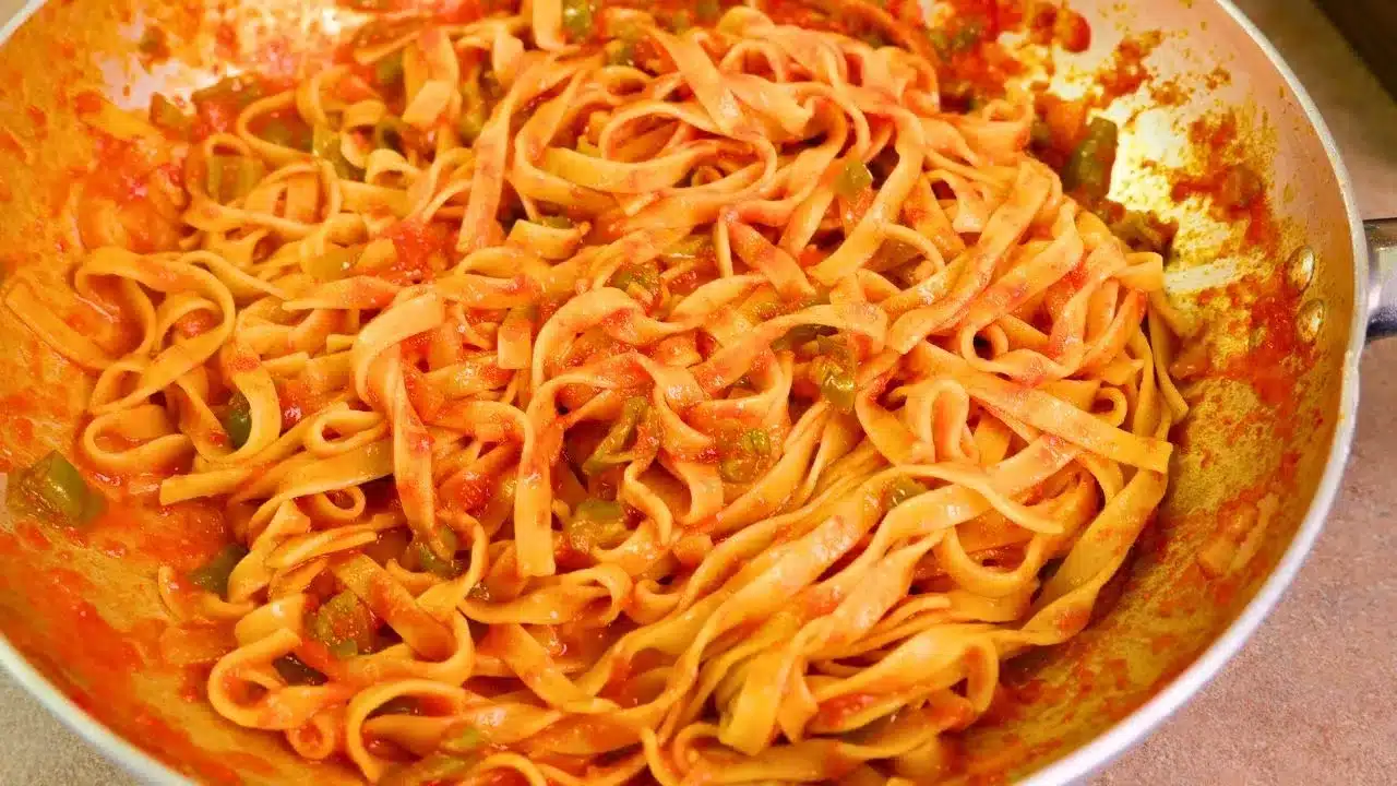Pasta con peperoni friggitelli e pomodoro: ricetta facile e saporita, perfetta per un primo piatto estivo e genuino.