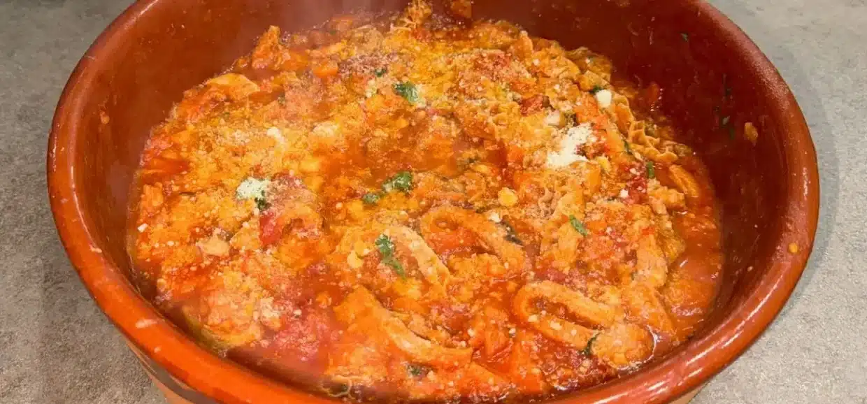 Trippa alla romana: ricetta classica con pomodoro, pecorino e menta, perfetta per un piatto rustico e gustoso.