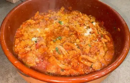 Trippa alla romana: ricetta classica con pomodoro, pecorino e menta, perfetta per un piatto rustico e gustoso.