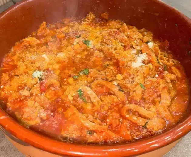Trippa alla romana: ricetta classica con pomodoro, pecorino e menta, perfetta per un piatto rustico e gustoso.