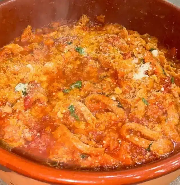 Trippa alla romana: ricetta classica con pomodoro, pecorino e menta, perfetta per un piatto rustico e gustoso.