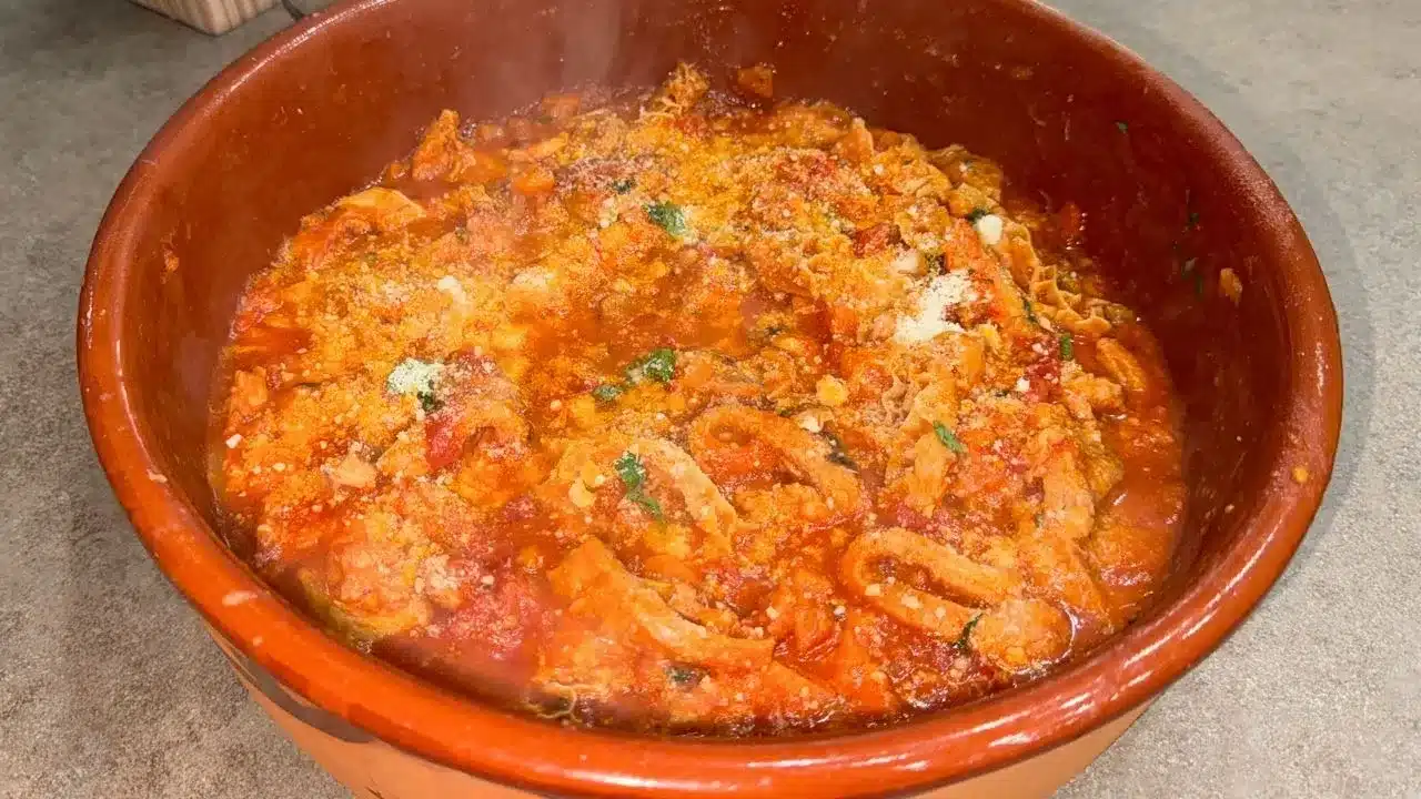 Trippa alla romana: ricetta classica con pomodoro, pecorino e menta, perfetta per un piatto rustico e gustoso.
