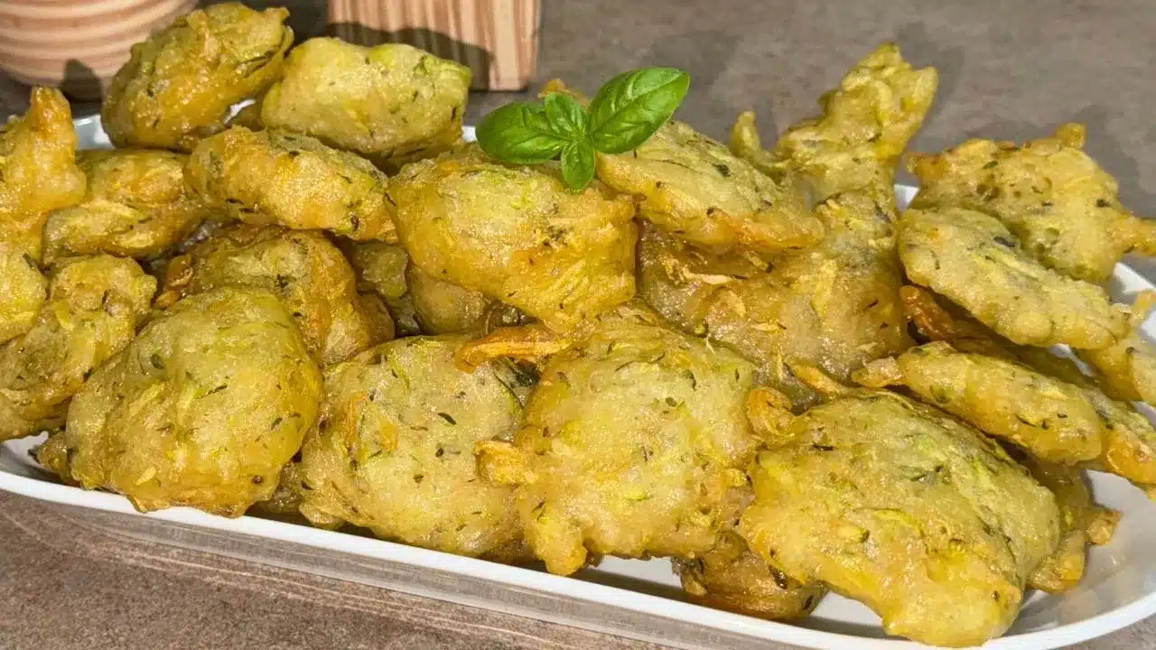 Zeppoline di zucchine: ricetta facile e golosa, con impasto soffice e frittura croccante. Ideali per aperitivi e sfizi.