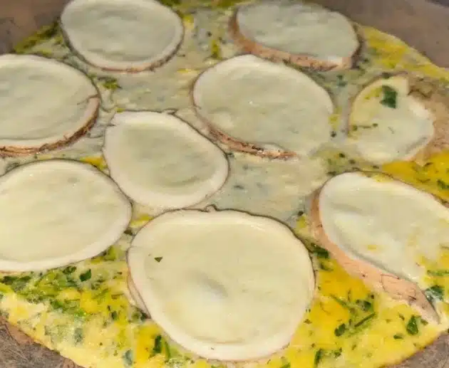 Frittata affumicata senza girare: ricetta veloce con provola affumicata, cremosa e perfetta per ogni occasione.