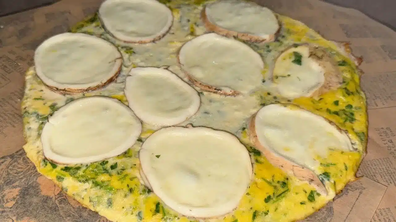 Frittata affumicata senza girare: ricetta veloce con provola affumicata, cremosa e perfetta per ogni occasione.