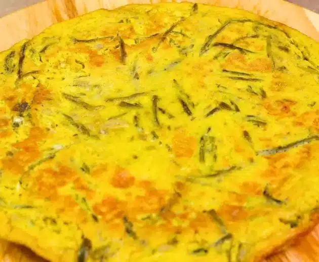 Frittata di asparagi selvatici: ricetta facile e gustosa, ideale per un secondo piatto leggero e di stagione.