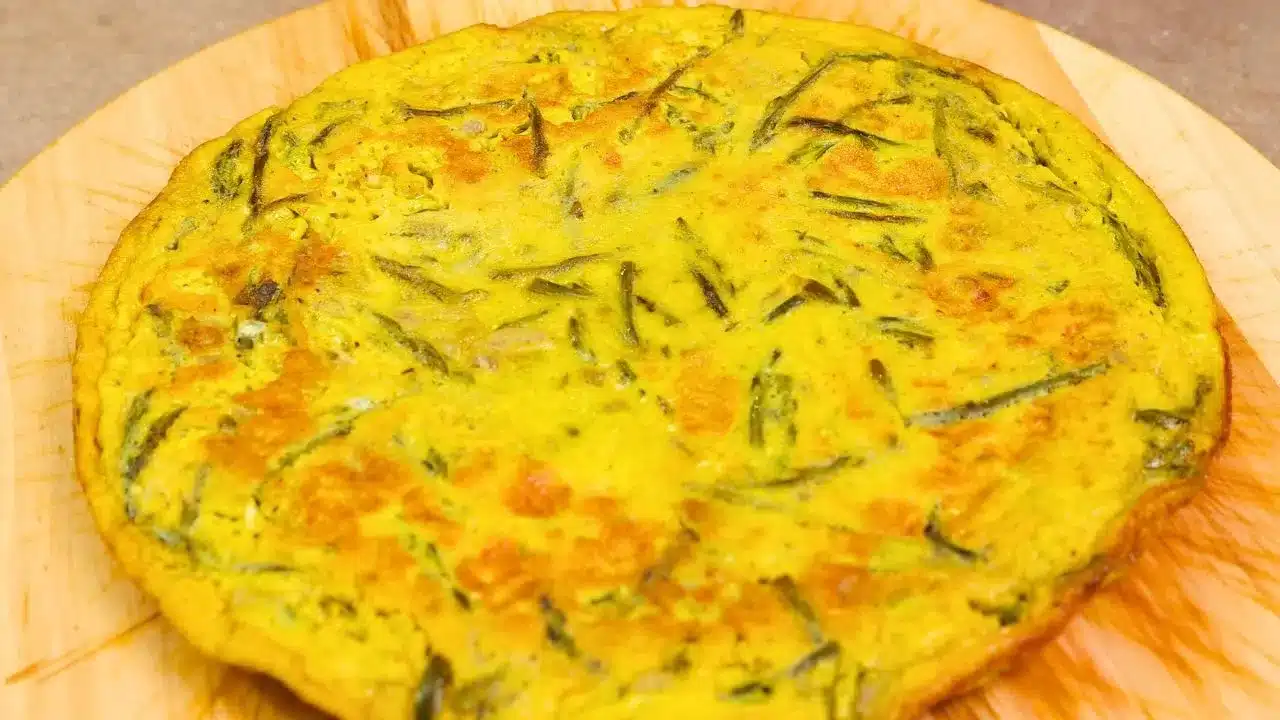 Frittata di asparagi selvatici: ricetta facile e gustosa, ideale per un secondo piatto leggero e di stagione.