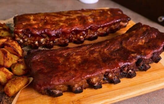 Costine di maiale al forno con salsa BBQ e paprika: ricetta facile e saporita, perfetta per un secondo piatto ricco e gustoso