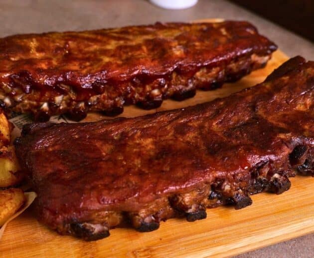 Costine di maiale al forno con salsa BBQ e paprika: ricetta facile e saporita, perfetta per un secondo piatto ricco e gustoso