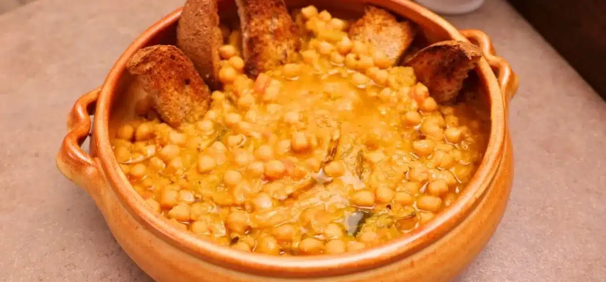 Zuppa di ceci cremosa: ricetta facile e nutriente, perfetta per un piatto caldo e genuino.