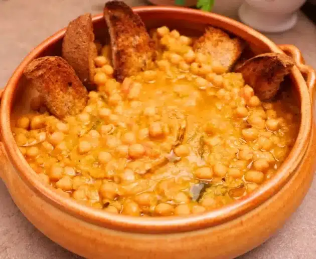 Zuppa di ceci cremosa: ricetta facile e nutriente, perfetta per un piatto caldo e genuino.