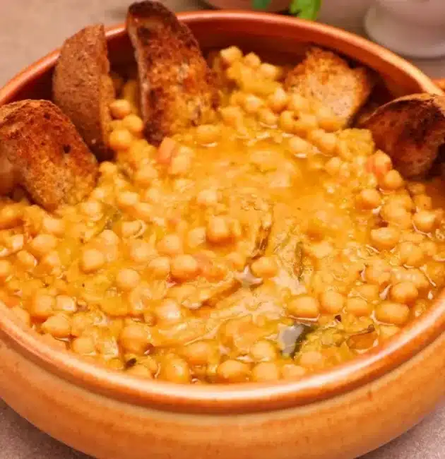 Zuppa di ceci cremosa: ricetta facile e nutriente, perfetta per un piatto caldo e genuino.