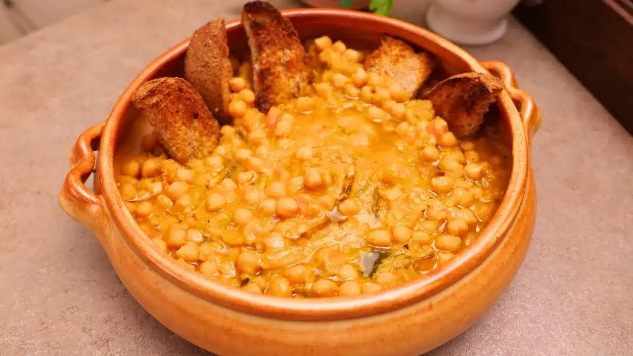Zuppa di ceci cremosa: ricetta facile e nutriente, perfetta per un piatto caldo e genuino.