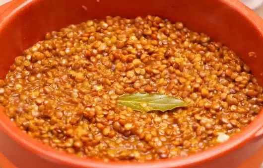 Zuppa di lenticchie con crostini aromatizzati con olio e origano: ricetta facile e veloce, perfetta per un piatto caldo, sano e gustoso.