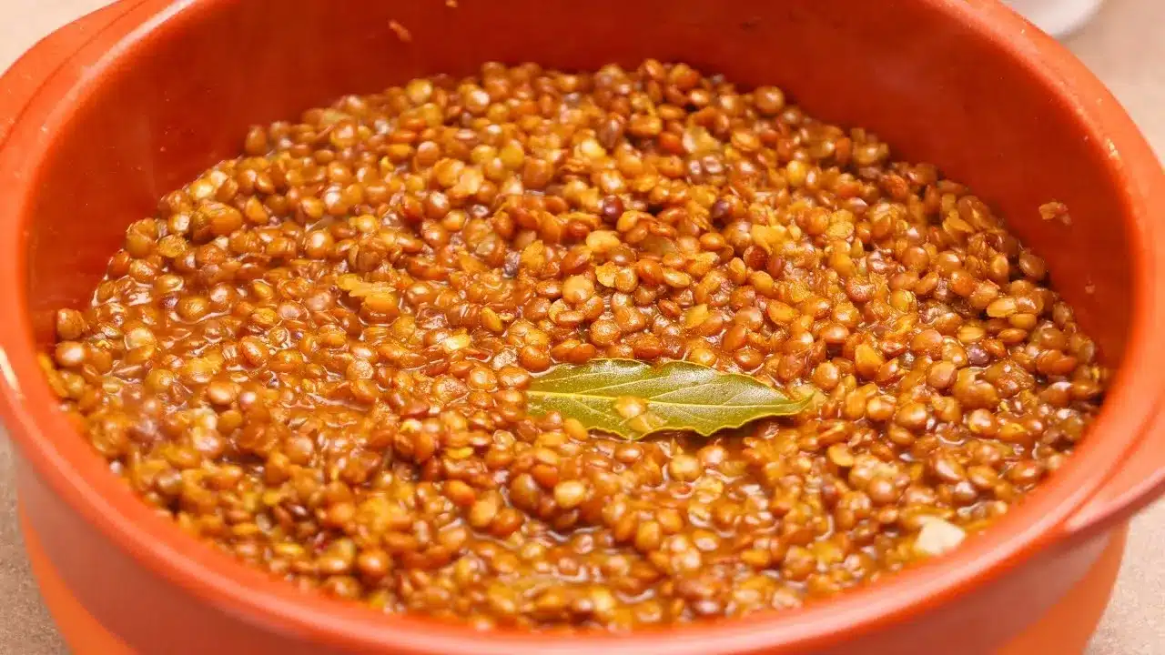 Zuppa di lenticchie con crostini aromatizzati con olio e origano: ricetta facile e veloce, perfetta per un piatto caldo, sano e gustoso.