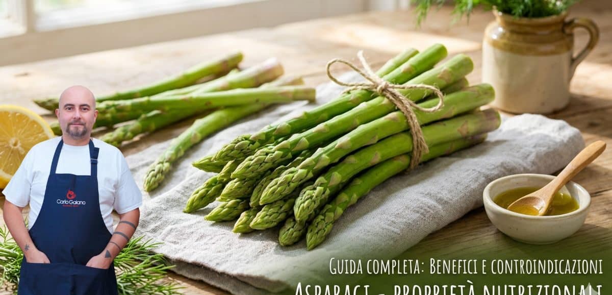 Mazzetto di asparagi freschi su un tavolo di legno - benefici e proprietà