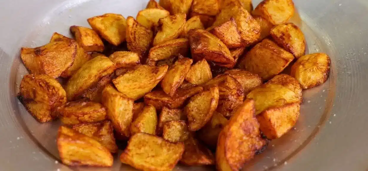 Patatine fritte perfette con il trucco della nonna: ricetta facile per ottenere croccantezza e gusto irresistibile.