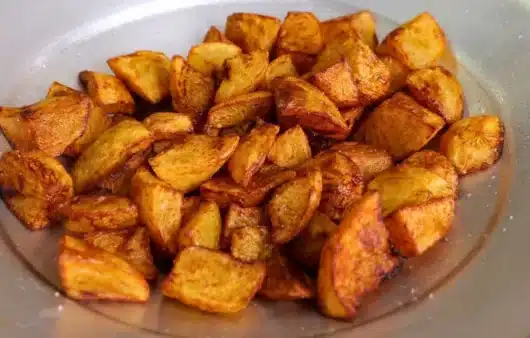 Patatine fritte perfette con il trucco della nonna: ricetta facile per ottenere croccantezza e gusto irresistibile.