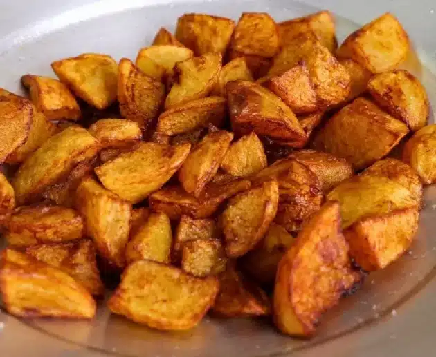 Patatine fritte perfette con il trucco della nonna: ricetta facile per ottenere croccantezza e gusto irresistibile.