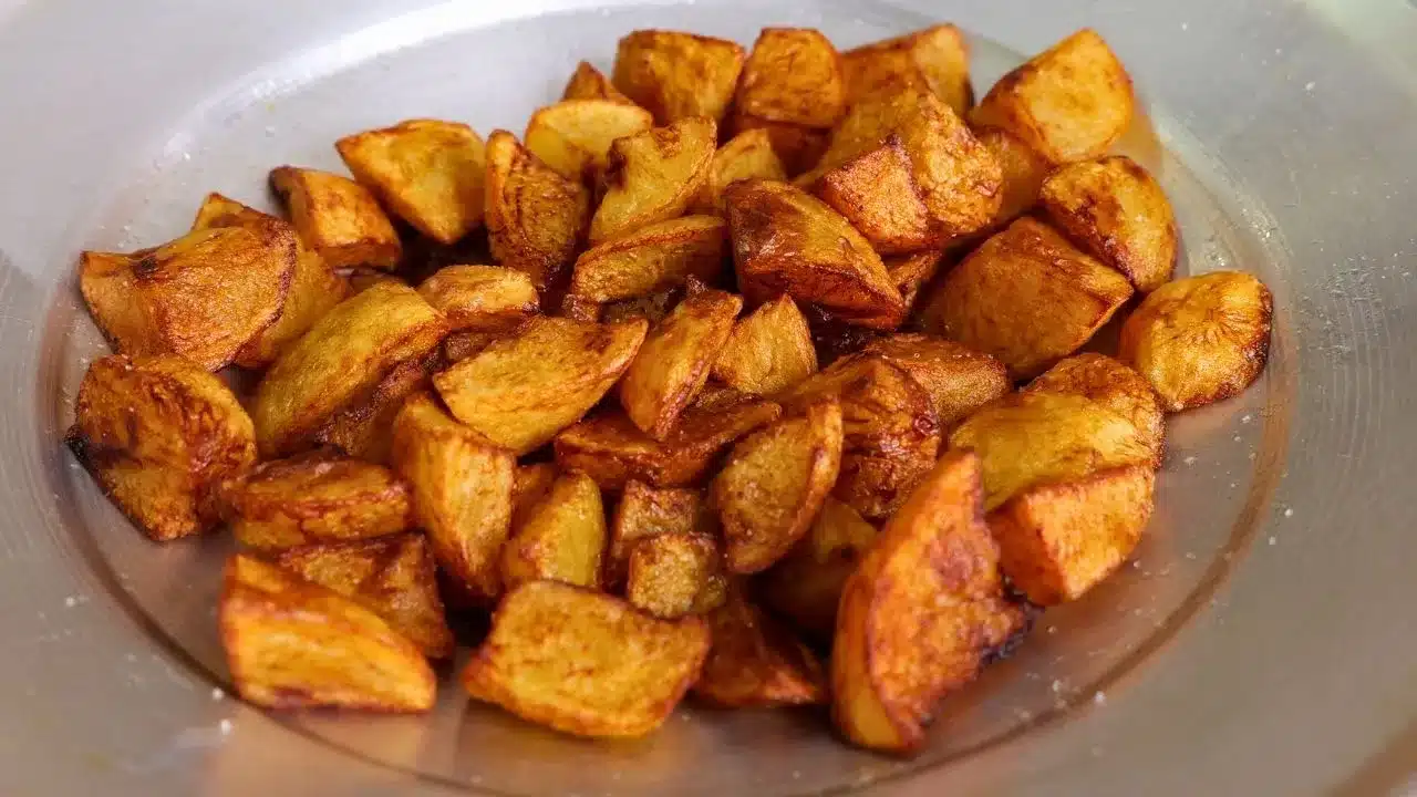 Patatine fritte perfette con il trucco della nonna: ricetta facile per ottenere croccantezza e gusto irresistibile.