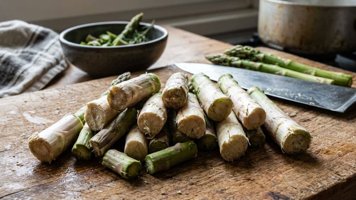 Dettaglio macro dei gambi legnosi e fibrosi di asparagi bianchi e verdi, tagliati e pronti per essere riciclati in un brodo o una vellutata antispreco.