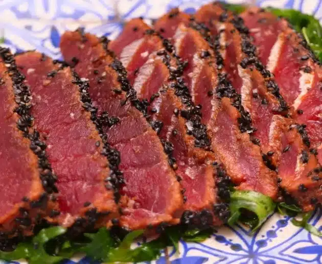 Tataki di tonno: ricetta facile e veloce, perfetta per un piatto di pesce elegante e leggero, adatto a tutti