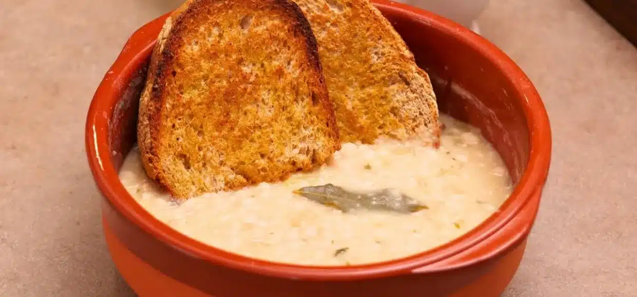 Zuppetta di fagioli cannellini: ricetta facile e genuina, perfetta per un piatto caldo e nutriente.