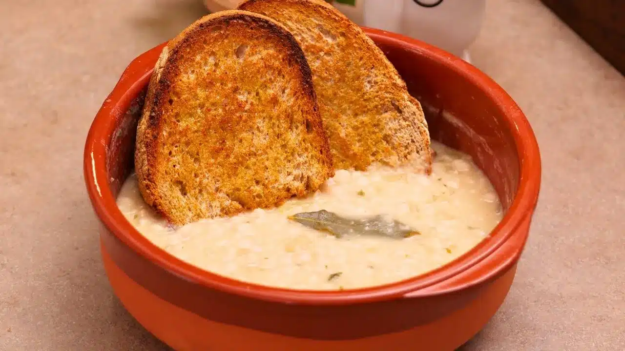 Zuppetta di fagioli cannellini: ricetta facile e genuina, perfetta per un piatto caldo e nutriente.