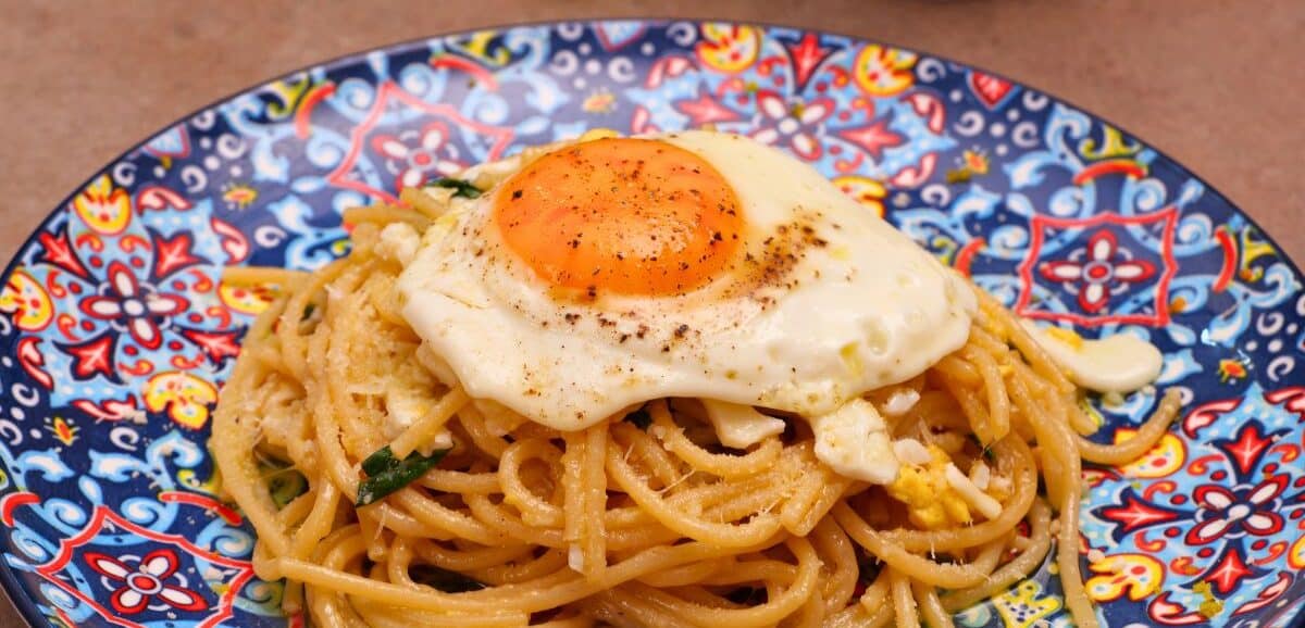 Piatto rustico di Spaghetti alla Puveriell, la carbonara dei poveri napoletana