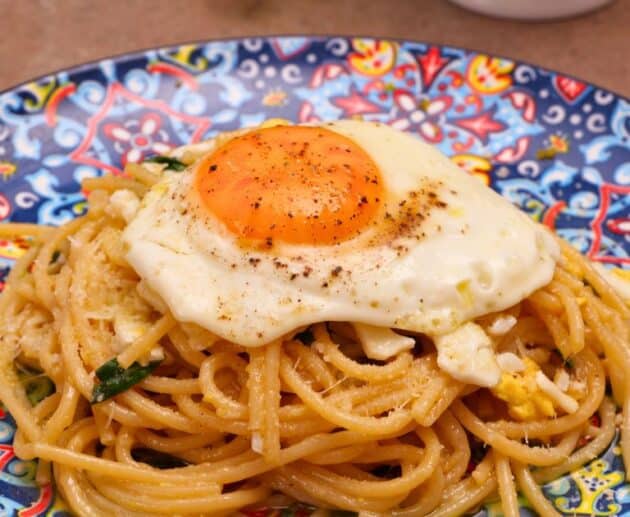 Piatto rustico di Spaghetti alla Puveriell, la carbonara dei poveri napoletana