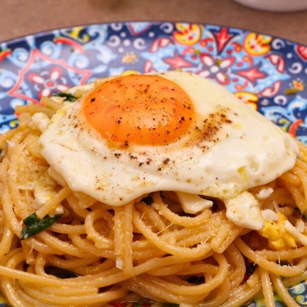 Piatto rustico di Spaghetti alla Puveriell, la carbonara dei poveri napoletana