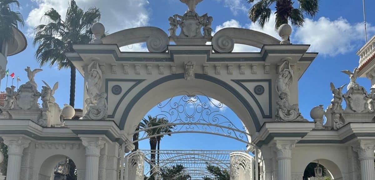 Il cancello d'ingresso del Grand Hotel La Sonrisa, noto come il Castello delle Cerimonie, durante la chiusura definitiva.