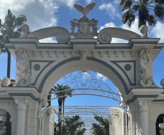 Il cancello d'ingresso del Grand Hotel La Sonrisa, noto come il Castello delle Cerimonie, durante la chiusura definitiva.