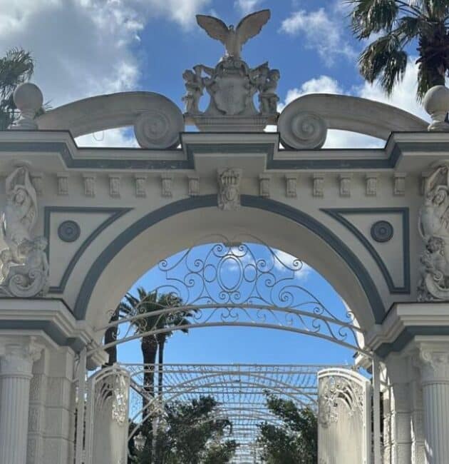 Il cancello d'ingresso del Grand Hotel La Sonrisa, noto come il Castello delle Cerimonie, durante la chiusura definitiva.